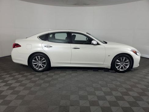 Used 2019 INFINITI Q70 Luxe w/ Proactive Package image 3