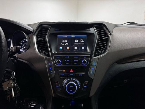 Used 2018 Hyundai Santa Fe SE image 19