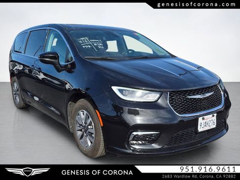 Used 2023 Chrysler Pacifica Touring-L image 1