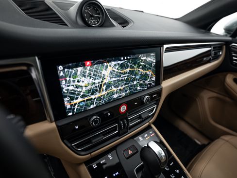 Certified 2024 Porsche Macan AWD/4WD image 21