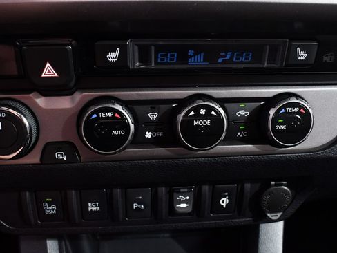 Used 2017 Toyota Tacoma Limited w/ Tow Package AWD/4WD image 29