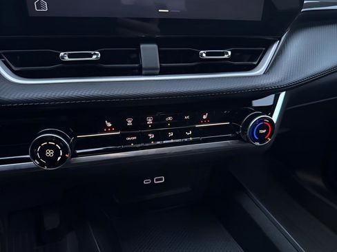 Used 2025 Chevrolet Equinox LT w/ Safety and Technology Package image 20