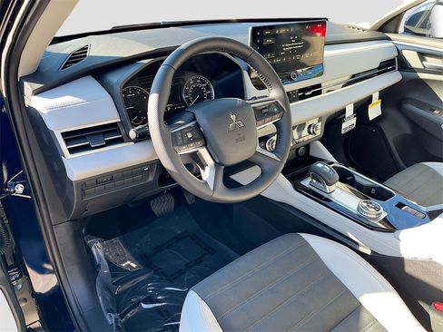 New 2025 Mitsubishi Outlander SE image 9