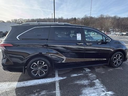 Certified 2025 Toyota Sienna Platinum image 6