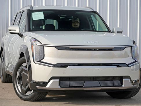 Used 2024 Kia EV9 Land image 3