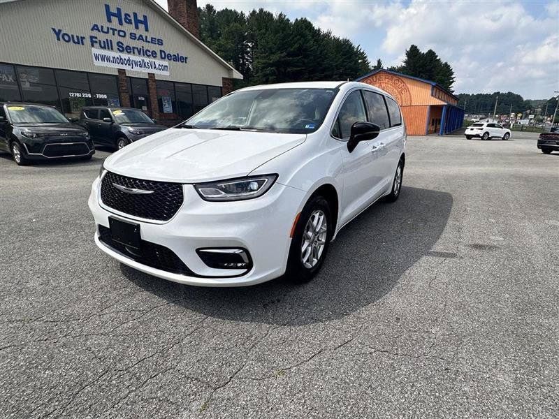 Used 2024 Chrysler Pacifica Touring-L FWD image 1