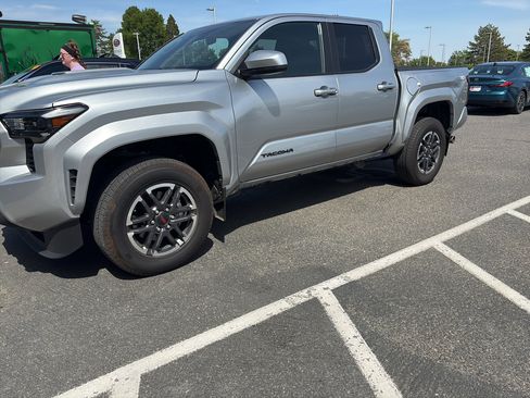 Used 2024 Toyota Tacoma TRD Sport AWD/4WD image 34