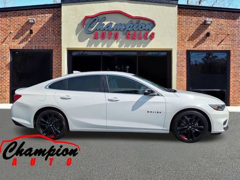 Used 2018 Chevrolet Malibu LT w/ Driver Confidence Package FWD image 3
