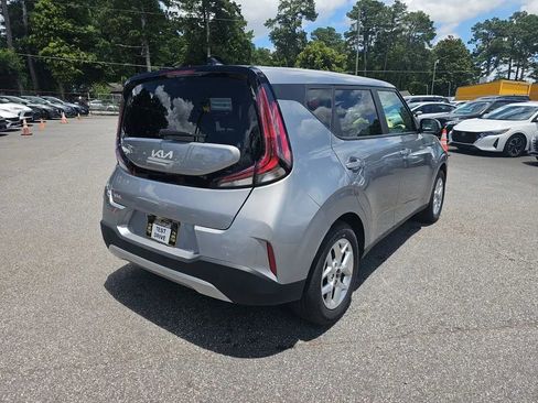 Used 2025 Kia Soul LX w/ LX Technology Package FWD image 8