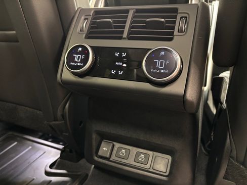 New 2025 Land Rover Discovery Dynamic SE image 38