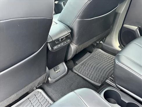 Used 2021 Toyota Highlander XLE AWD/4WD image 13
