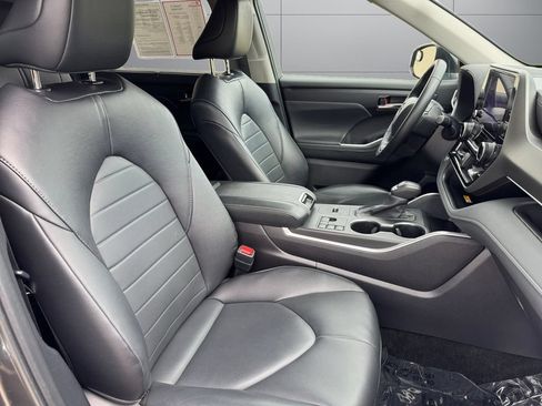 Used 2024 Toyota Highlander XLE AWD/4WD image 17