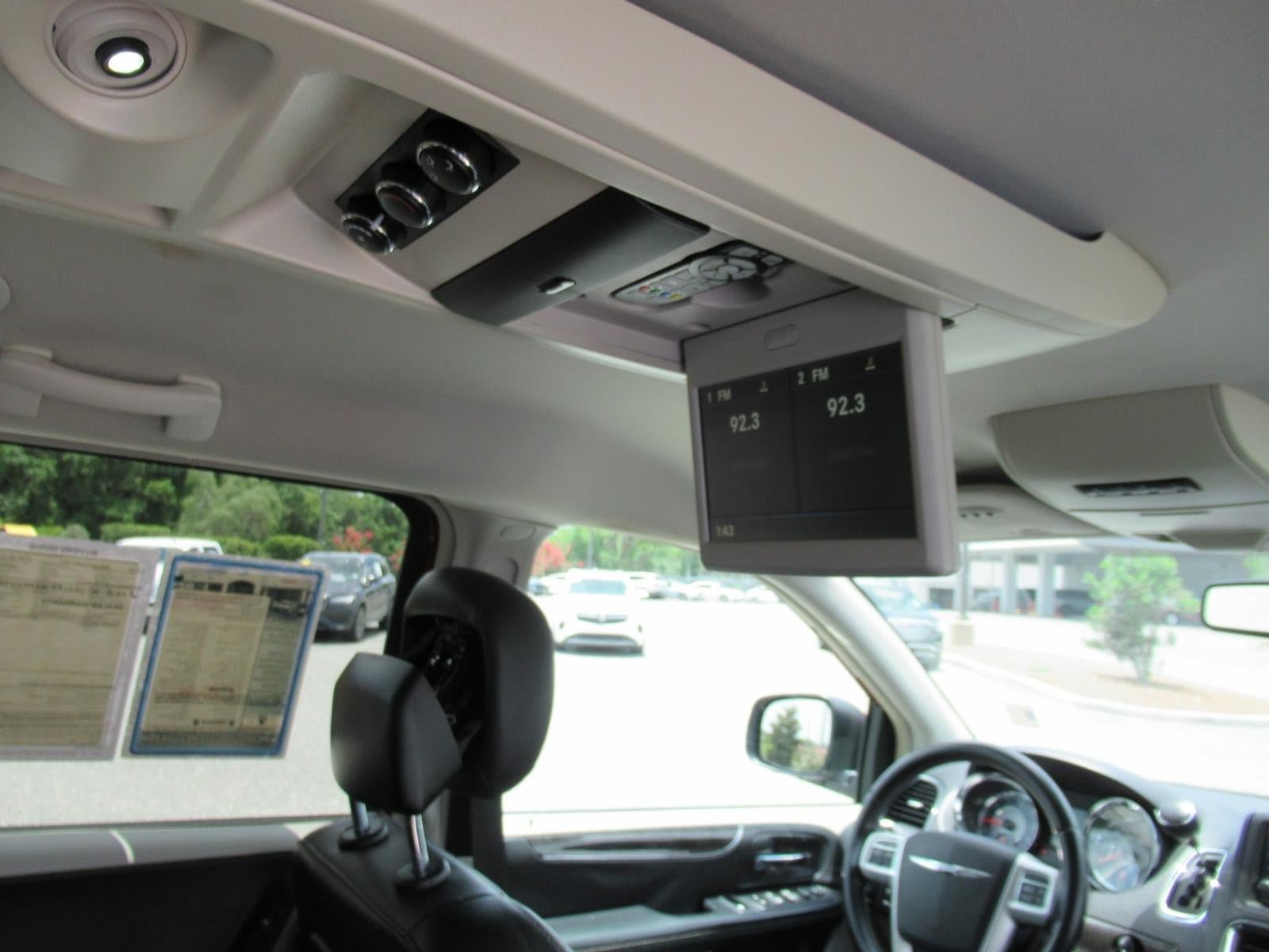 Used 2015 Chrysler Town & Country Touring FWD image 17