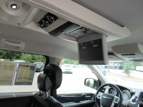 Used 2015 Chrysler Town & Country Touring FWD image 17