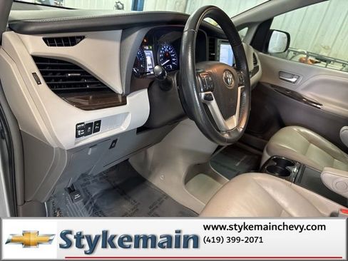 Used 2019 Toyota Sienna XLE w/ XLE Navigation Package FWD image 25