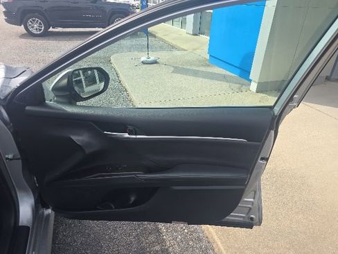 Used 2022 Toyota Camry XLE w/ Cold Weather Package FWD image 40