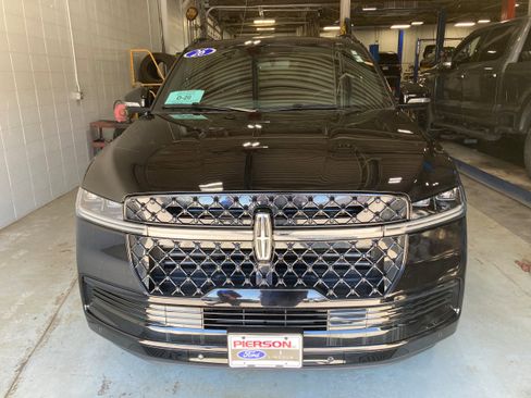Used 2026 Lincoln Navigator L Reserve w/ Jet Appearance Package AWD/4WD image 2