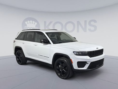 Used 2023 Jeep Grand Cherokee Altitude image 10