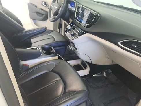 Used 2023 Chrysler Pacifica Touring-L FWD image 35
