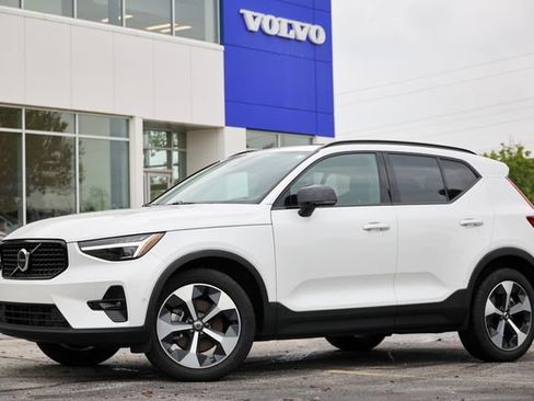 Certified 2026 Volvo XC40 B5 Plus AWD/4WD image 2