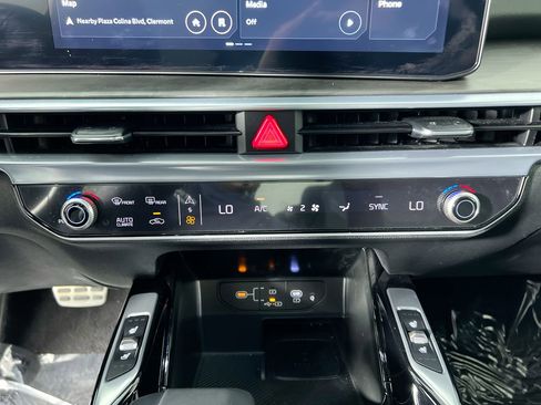 Certified 2025 Kia Sorento SX Prestige AWD/4WD image 24