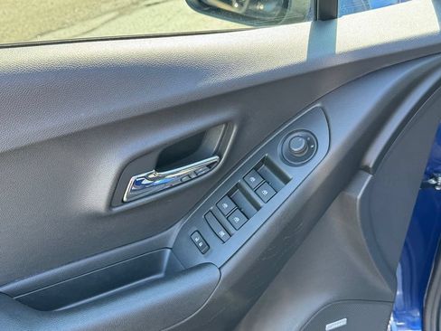 Used 2017 Chevrolet Trax Premier w/ Driver Confidence II Package AWD/4WD image 32