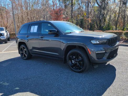 Used 2023 Jeep Grand Cherokee Limited w/ Luxury Tech Group II image 3