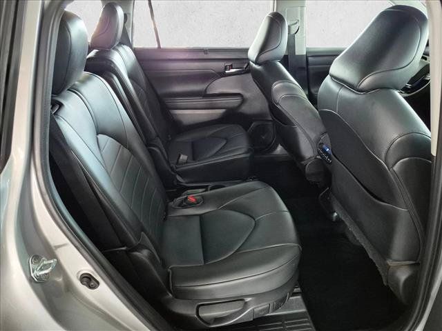 Used 2021 Toyota Highlander XLE AWD/4WD image 22