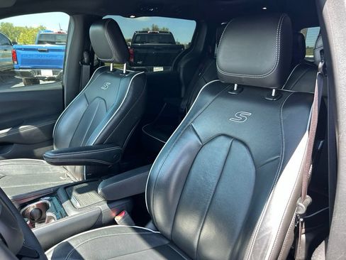 Used 2022 Chrysler Pacifica Limited w/ S Appearance Package FWD image 18