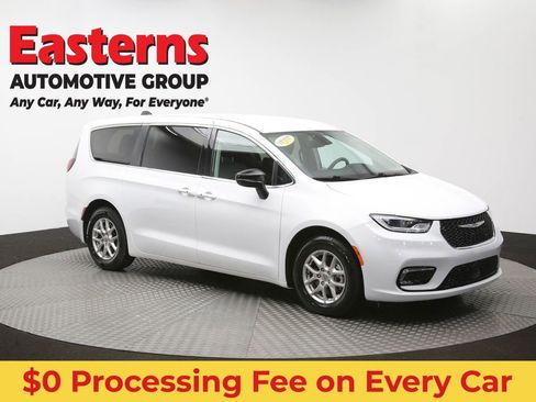 Used 2024 Chrysler Pacifica Touring-L FWD image 50