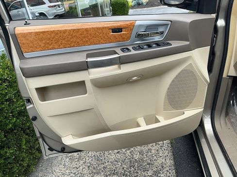 Used 2008 Chrysler Town & Country Limited image 15