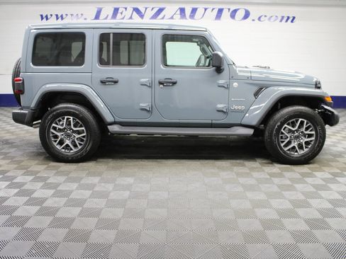 Used 2024 Jeep Wrangler Unlimited Sahara w/ Technology Group AWD/4WD image 2