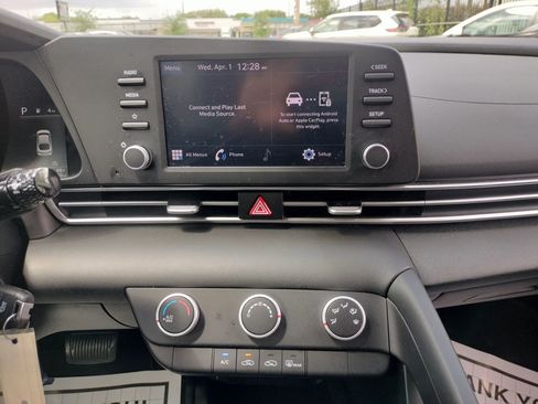 Used 2023 Hyundai Elantra SE image 39
