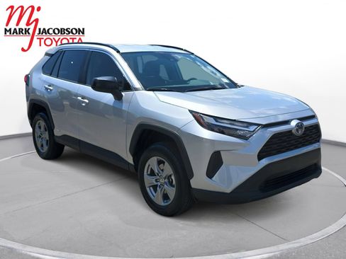 Used 2024 Toyota RAV4 LE AWD/4WD image 3