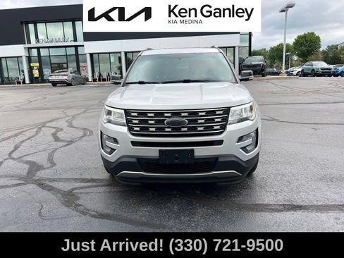Used 2017 Ford Explorer XLT FWD image 2