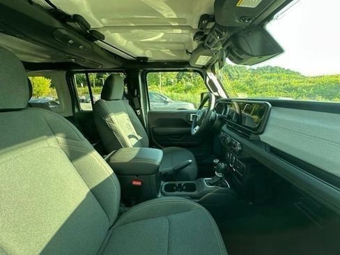 Used 2025 Jeep Wrangler Unlimited Sahara AWD/4WD image 16