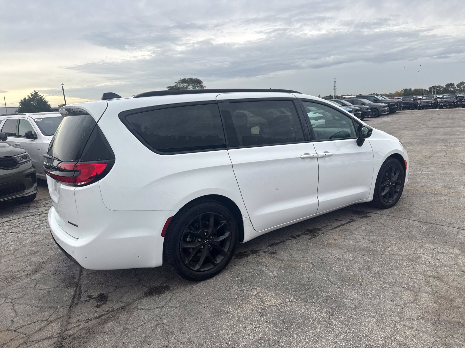 Used 2025 Chrysler Pacifica Limited FWD image 6