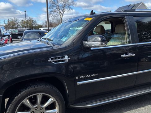 Used 2009 Cadillac Escalade AWD image 4