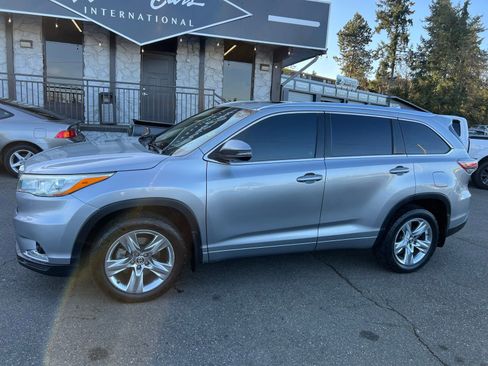 Used 2016 Toyota Highlander Limited w/ Preferred Accessory Package image 2
