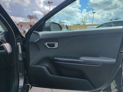 Used 2025 Kia K4 LXS image 32