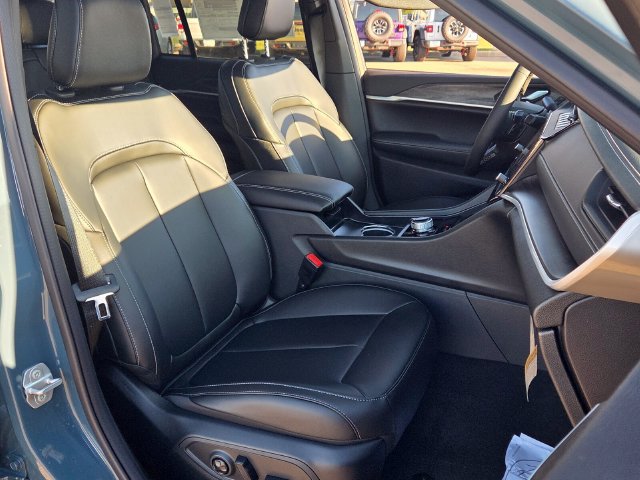 New 2027 Jeep Grand Cherokee Limited RWD image 16