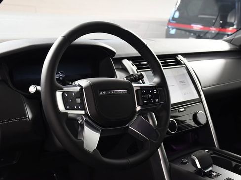 Used 2025 Land Rover Discovery Dynamic SE image 12