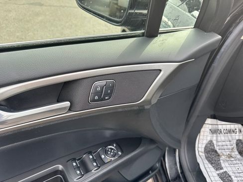 Used 2017 Ford Fusion SE w/ Fusion SE Technology Package image 37