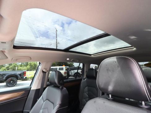 Used 2025 Volkswagen Atlas SE image 4