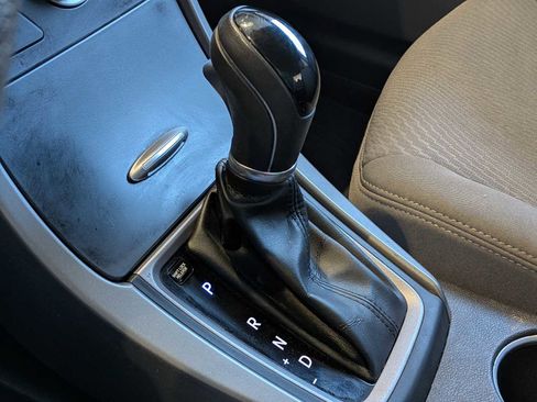 Used 2015 Hyundai Elantra SE image 25