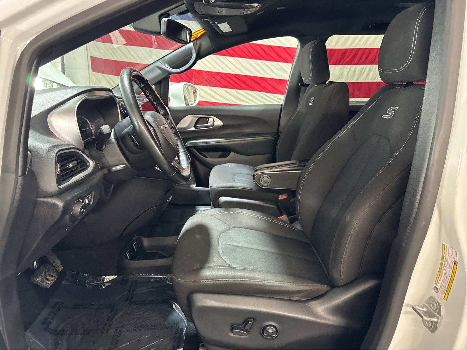 Used 2020 Chrysler Pacifica Touring w/ S Appearance Package FWD image 9