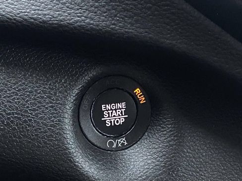 Used 2021 Jeep Cherokee Latitude Plus FWD image 22