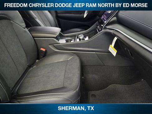 New 2025 Jeep Grand Cherokee Laredo image 9