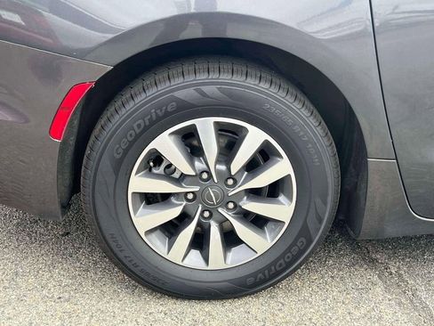 Used 2022 Chrysler Pacifica Touring-L FWD image 11