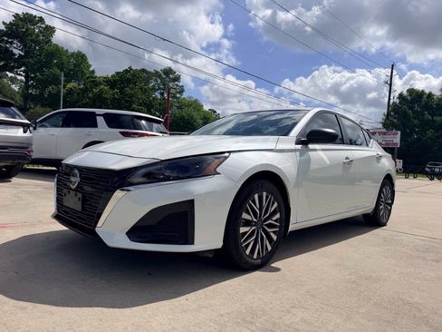 Used 2024 Nissan Altima 2.5 SV AWD/4WD image 2